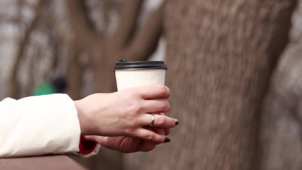 Une Tasse Carton Jetable Avec Thé Café Dans Les Mains — Video