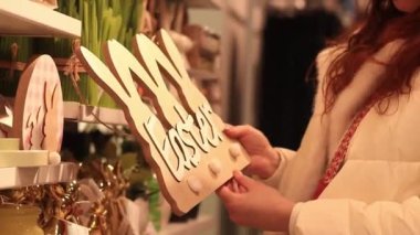 Kyiv, Ukrayna - 26 Mart 2024: Kadınların elinde tavşanlı bir tablet olan 