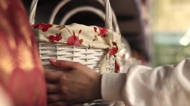 Kyiv, Ukrayna - 26 Mart 2024: Bir mağazada sepet. Kız bir sepet seçiyor, alışveriş yapıyor, Paskalya tatiline hazırlanıyor. Mobilya dükkanında piknik sepeti