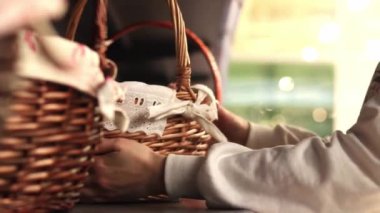 Kyiv, Ukrayna - 26 Mart 2024: Bir mağazada sepet. Kız bir sepet seçiyor, alışveriş yapıyor, Paskalya tatiline hazırlanıyor. Mobilya dükkanında piknik sepeti