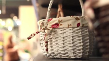 Kyiv, Ukrayna - 26 Mart 2024: Bir mağazada sepet. Kız bir sepet seçiyor, alışveriş yapıyor, Paskalya tatiline hazırlanıyor. Mobilya dükkanında piknik sepeti