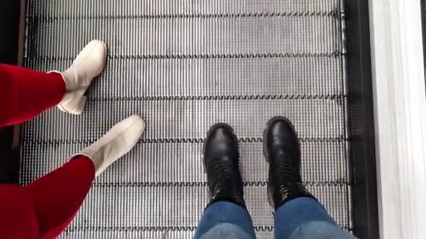 Alışveriş Merkezinde Düz Yürüyen Merdiven Halka Açık Bir Yerde Yürüyen — Stok video