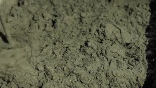 水泥石膏 用锤头钻搅拌水泥砂浆 在大查施工 一个建筑商准备了水泥石膏 建筑工地上的水泥砂浆 — 图库视频影像