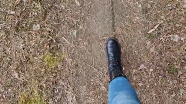 Las Piernas Femeninas Jeans Azules Caminan Largo Sendero Forestal Vista — Vídeos de Stock