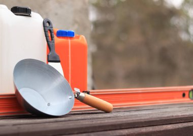 İnşaat ya da sıva kepçesi, bir spatula, bir inşaat seviyesi ve astar için bir kap. Kır evi tadilatı, inşaat. Bir inşaatçı için kompozisyon ve eşyalar gerekli. Sıva araçları