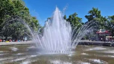 Dnipro, Ukrayna - 7 Mayıs: parktaki çeşme. Şehirde sıcak bir yaz. Çeşme spreyi yakın plan.