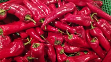 Bir markette ya da tezgahta plastik yeşil kutuda kırmızı biber. Capi kırmızı biberi bir süpermarkette yakın plan. Sebze satmak.