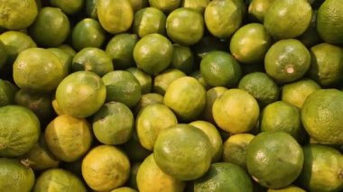 Markette meyve, plastik kutularda limon satışı. Limon satışı, seçici odaklanma. Süpermarketteki ürünler. Plastik kutularda turunçgil meyveleri, yakın plan. Olgun, sulu, yeşil meyveli C vitamini.