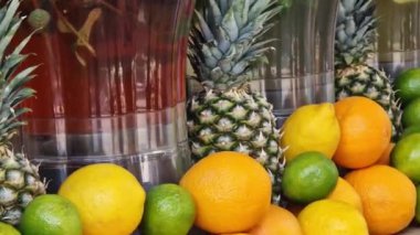 İçkiler hazır. İçki barı. Yazın panayırda limonata çeşitleri. Yemek katı. Sokak yemeği. İçkileri tazeliyorum. Çilekli limonata, nane ve ananas.