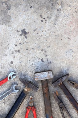 Beton bir yüzeyde eski çalışma araçları, üst görünüm. Çekiç, balyoz, metal makas, ayarlanabilir anahtar ve anahtar. El aleti. İnşaat Günü ya da Babalar Günü. İnşaat ve yenileme konsepti
