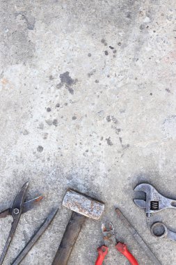 Beton bir yüzeyde eski çalışma araçları, üst görünüm. Çekiç, balyoz, metal makas, ayarlanabilir anahtar ve anahtar. El aleti. İnşaat Günü ya da Babalar Günü. İnşaat ve yenileme konsepti