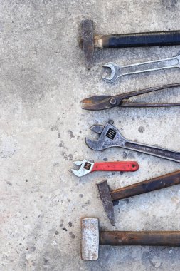 Beton bir yüzeyde eski çalışma araçları, üst görünüm. Çekiç, balyoz, metal makas, ayarlanabilir anahtar ve anahtar. El aleti. İnşaat Günü ya da Babalar Günü. İnşaat ve yenileme konsepti