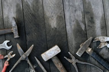 Tahta bir yüzey üzerinde eski iş aletleri, üst manzara. Çekiç, balyoz, metal makas, kerpeten ve daha fazlası. El aleti. İnşaat Günü ya da Babalar Günü. İnşaat ve yenileme konsepti
