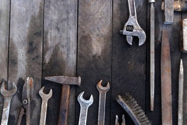Tahta bir yüzey üzerinde eski iş aletleri, üst manzara. Çekiç, balyoz, metal makas, kerpeten ve daha fazlası. El aleti. Kopyalama alanı olan üst görünüm. Düz yatıyordu. El işçiliği ve el işi konsepti