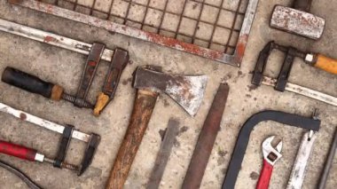 Beton arka planda eski inşaat aletleri, üst manzara. Çekiç, inşaat kıskacı, düz dosya, balyoz, ağ ve balta. Antika el aletleri koleksiyonu