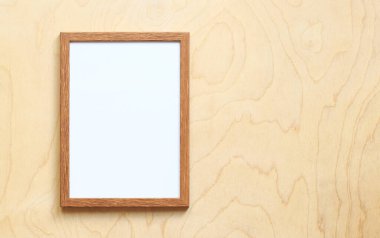Fotoğraf için boş çerçeve ya da açık tahta zemin üzerinde beyaz çarşaf olan metin. Basit ahşap çerçeve. Mesaj için yer. Kopyalama alanı olan boş fotoğraf