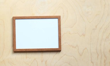 Fotoğraf için boş çerçeve ya da açık tahta zemin üzerinde beyaz çarşaf olan metin. Basit ahşap çerçeve. Mesaj için yer. Kopyalama alanı olan boş fotoğraf