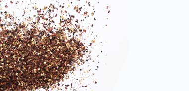 Beyaz arka planda meyve çayı. Elma, tarçın, limon, ambar çiçeği, meyan kökü ve karanfilden yapılan çayın üst görüntüsü. Çay kompozisyonu. Sıcak bir içecek için malzemeler, yakın plan. Çay arkaplanı