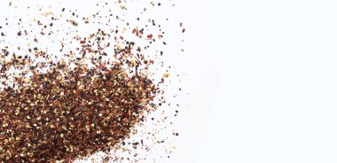 Beyaz arka planda meyve çayı. Elma, tarçın, limon, ambar çiçeği, meyan kökü ve karanfilden yapılan çayın üst görüntüsü. Çay kompozisyonu. Sıcak bir içecek için malzemeler, yakın plan. Çay arkaplanı