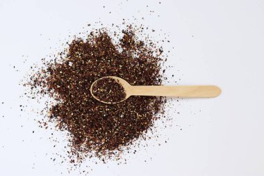 Beyaz arka planda meyve çayı ve bambu kaşığı. Elma, tarçın, limon, ambar çiçeği, meyan kökü ve karanfilden yapılan çayın üst görüntüsü. Çay kompozisyonu. Sıcak bir içecek için malzemeler.