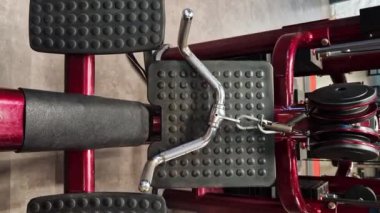 Düşük sıra. Spor kulübünde egzersiz makinesi. Spor yaşam tarzı. Spor salonundaki düşük sıra egzersizler için egzersiz makinesi