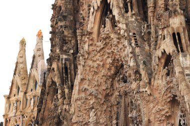 Barselona 'da. İspanya. 19 Eylül 2024. Sagrada Familia Katedrali, dünyanın en büyük tamamlanmamış Katolik kilisesi. Katedralin mimarı Antonio Gaudi 'dir. Katedral dışa dönük, detaylar