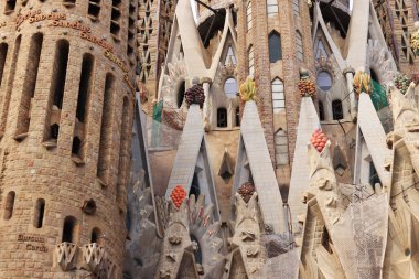 Barselona 'da. İspanya. 19 Eylül 2024. Sagrada Familia Katedrali, dünyanın en büyük tamamlanmamış Katolik kilisesi. Katedralin mimarı Antonio Gaudi 'dir. Katedral dışa dönük, detaylar