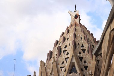 Barselona 'da. İspanya. 19 Eylül 2024. Sagrada Familia Katedrali, dünyanın en büyük tamamlanmamış Katolik kilisesi. Katedralin mimarı Antonio Gaudi 'dir. Katedral dışa dönük, detaylar