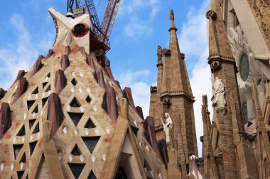 Barselona 'da. İspanya. 19 Eylül 2024. Sagrada Familia Katedrali, dünyanın en büyük tamamlanmamış Katolik kilisesi. Katedralin mimarı Antonio Gaudi 'dir. Katedral dışa dönük, detaylar