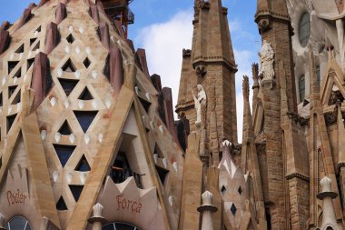 Barselona 'da. İspanya. 19 Eylül 2024. Sagrada Familia Katedrali, dünyanın en büyük tamamlanmamış Katolik kilisesi. Katedralin mimarı Antonio Gaudi 'dir. Katedral dışa dönük, detaylar