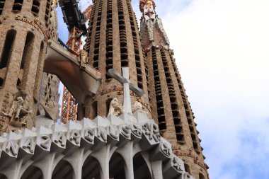 Barselona 'da. İspanya. 19 Eylül 2024. Sagrada Familia Katedrali, dünyanın en büyük tamamlanmamış Katolik kilisesi. Katedralin mimarı Antonio Gaudi 'dir. Katedral dışa dönük, detaylar