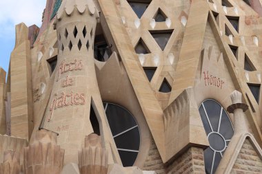 Barselona 'da. İspanya. 19 Eylül 2024. Sagrada Familia Katedrali, dünyanın en büyük tamamlanmamış Katolik kilisesi. Katedralin mimarı Antonio Gaudi 'dir. Katedral dışa dönük, detaylar