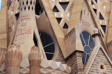 Barselona 'da. İspanya. 19 Eylül 2024. Sagrada Familia Katedrali, dünyanın en büyük tamamlanmamış Katolik kilisesi. Katedralin mimarı Antonio Gaudi 'dir. Katedral dışa dönük, detaylar