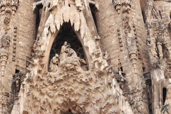 Barselona 'da. İspanya. 19 Eylül 2024. Sagrada Familia Katedrali, dünyanın en büyük tamamlanmamış Katolik kilisesi. Katedralin mimarı Antonio Gaudi 'dir. Katedral dışa dönük, detaylar