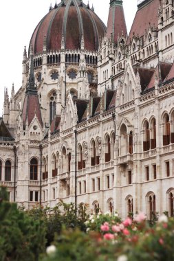 Budapeşte, Macaristan - 15 Eylül 2024. Sonbaharda Macar Parlamento Binası. Neo-Gotik. Budapeşte 'nin mimari simgesi. Budapeşte 'deki Macar Parlamento Binası' nın bir parçası