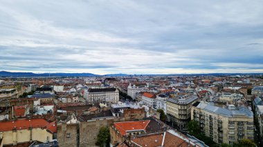 Budapeşte, Macaristan - 15 Eylül 2024: St. Stephen Bazilikası 'ndan şehir manzarası. Budapeşte şehri. Şehir yapısı konsepti. Evlerin, binaların, çatıların, şehrin caddelerinin üst görüntüsü