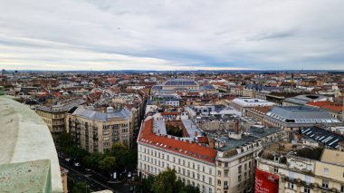 Budapeşte, Macaristan - 15 Eylül 2024: St. Stephen Bazilikası 'ndan şehir manzarası. Budapeşte şehri. Şehir yapısı konsepti. Evlerin, binaların, çatıların, şehrin caddelerinin üst görüntüsü