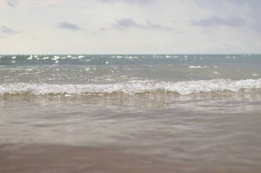 Bulutlu havada deniz manzaralı küçük dalgalar. Balear Denizi, Salou, İspanya. Dalgaların deniz manzarası daha alçak bir açıdan. Deniz ve bulutlu manzara