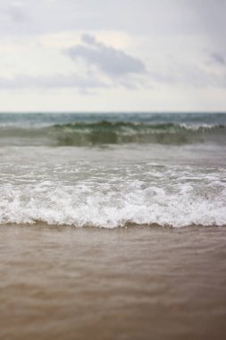 Bulutlu havada deniz manzaralı küçük dalgalar. Balear Denizi, Salou, İspanya. Dalgaların deniz manzarası daha alçak bir açıdan. Deniz ve bulutlu manzara