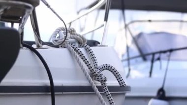 Tekne ve yatların ayrıntıları, yakın plan. Bir sürü küçük tekne ve yatı olan küçük bir liman. Rıhtıma demirlenmiş küçük gemiler.