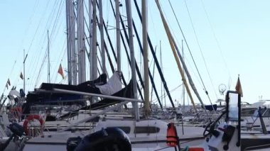 Salou, İspanya - 20 Eylül 2024: Esportiu de Salou Limanı. Bir sürü küçük tekne ve yatı olan küçük bir liman. Güneşli bir günde limanda yatlar. Rıhtıma demirlenmiş küçük gemiler. Motorlu ve direkli tekneler