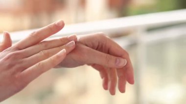 El kremi. Masaj hareketleriyle cildine el kremi sür, yakın plan. Yaşlanma önleyici kozmetik. Kadınların el bakımı