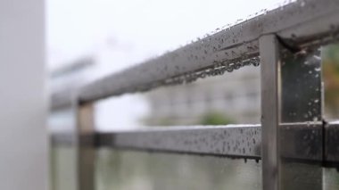 Yağmurda balkon korkulukları, seçici odaklanma. Balkon korkuluklarında yağmur damlaları, ıslak balkon. Balkon korkuluklarına düşen yağmur damlaları. Su damlası