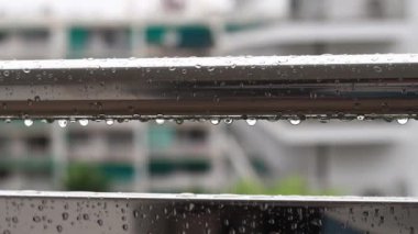 Yağmurda balkon korkulukları, seçici odaklanma. Balkon korkuluklarında yağmur damlaları, ıslak balkon. Balkon korkuluklarına düşen yağmur damlaları. Su damlası
