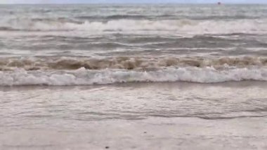 Bulutlu havada deniz manzaralı küçük dalgalar. Balear Denizi, Salou, İspanya. Dalgaların deniz manzarası daha alçak bir açıdan. Deniz ve bulutlu manzara