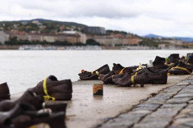 Budapeşte, Macaristan - 15 Eylül 2024: Tuna seti üzerinde ayakkabılar. Bronz ayakkabılar, Tuna Nehri kıyısında Budapeşte 'deki Yahudi soykırımı sırasında idam edilen Yahudiler için bir anıt. Anıt
