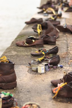 Budapeşte, Macaristan - 15 Eylül 2024: Tuna seti üzerinde ayakkabılar. Bronz ayakkabılar, Tuna Nehri kıyısında Budapeşte 'deki Yahudi soykırımı sırasında idam edilen Yahudiler için bir anıt. Anıt