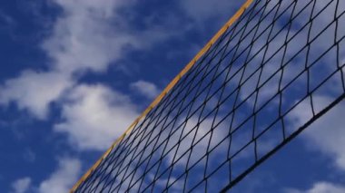 Plaj voleybol ağı yakın çekim. Plajda gökyüzüne karşı bir voleybol ağı parçası. Spor, plaj voleybolu. Aktif eğlence konsepti. Geçmişi. Sarı ağın ayrıntıları. Spor sahası