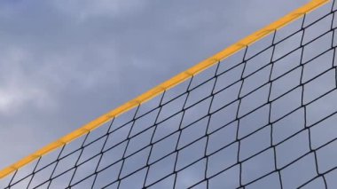 Plaj voleybol ağı yakın çekim. Plajda gökyüzüne karşı bir voleybol ağı parçası. Spor, plaj voleybolu. Aktif eğlence konsepti. Geçmişi. Sarı ağın ayrıntıları. Spor sahası
