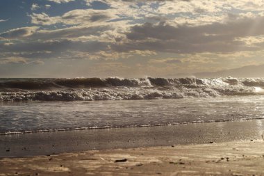 Kıyıdan deniz manzarası. Denizde Ufuk. Balear Denizi, Salou, İspanya. Denizde alçak bir açıdan büyük dalgaların görüntüsü. Manzara. Fırtınalı hava